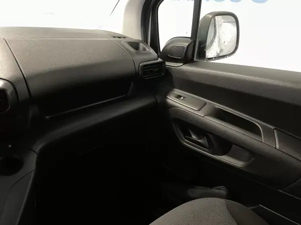 Citroën Berlingo 2022 - 17750 EUR, 90000 km - AUTO.MOTO.pt - 90000km - foto 11 de 13
