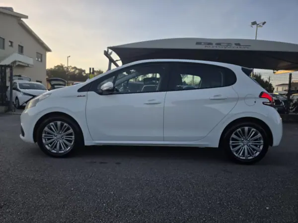 Peugeot 208 2016 - 13990 EUR, 163000 km - AUTO.MOTO.pt - 163000km - foto 5 de 31