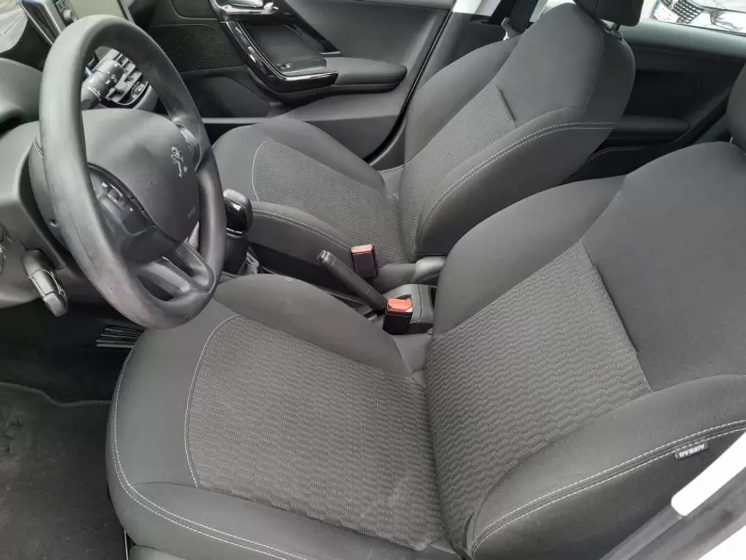Peugeot 208 2019 - 13900 EUR, 89145 km - AUTO.MOTO.pt - 89145km - foto 3 de 11