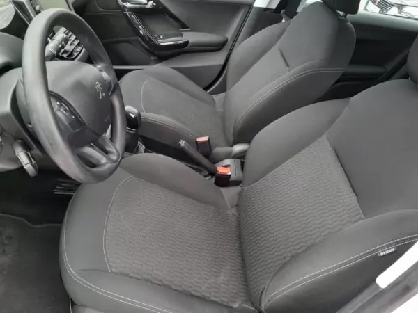 Peugeot 208 2019 - 13900 EUR, 89145 km - AUTO.MOTO.pt - 89145km - foto 3 de 11