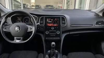 Renault Mégane Sport Tourer 2018 - 12999 EUR, 131021 km - AUTO.MOTO.pt - 131021km - foto 9 de 29