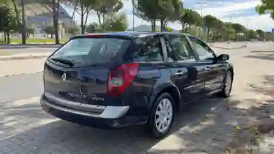 Renault Laguna 2001 - 1000 EUR, 292000 km - AUTO.MOTO.pt - 292000km - foto 2 de 19