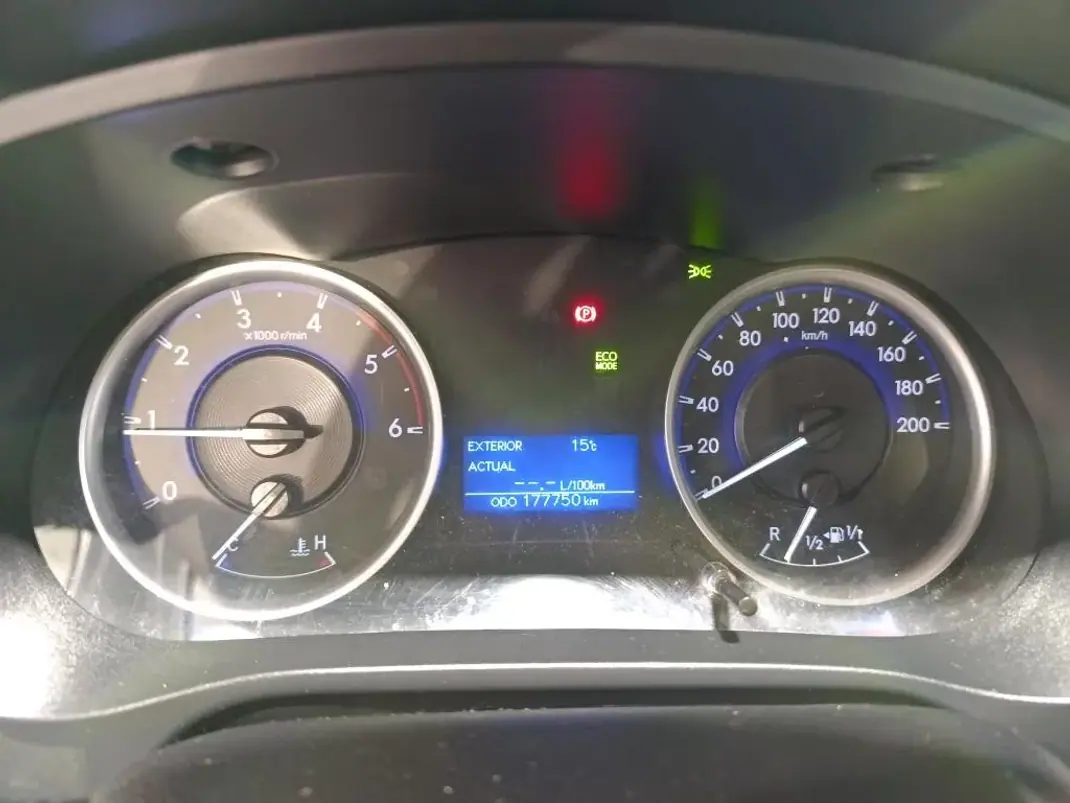 Toyota HILUX 2.4 D-4D 4WD CE 3 L CH 2018 - 22900 EUR, 177750 km - AUTO.MOTO.pt - 177750km - foto 2 de 5