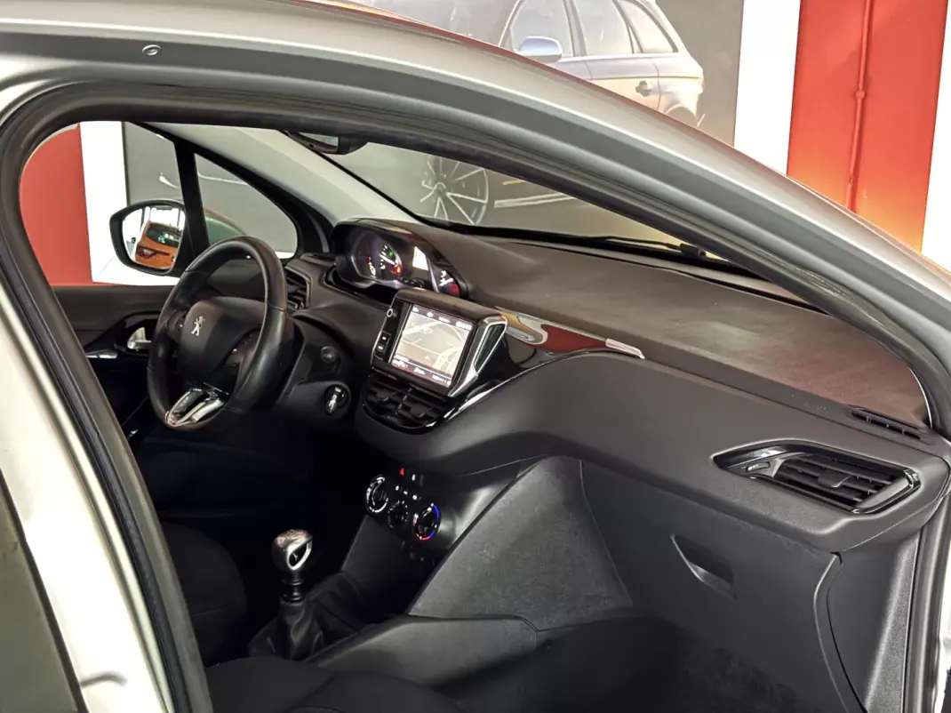 Peugeot 208 2018 - 13500 EUR, 100609 km - AUTO.MOTO.pt - 100609km - foto 15 de 21