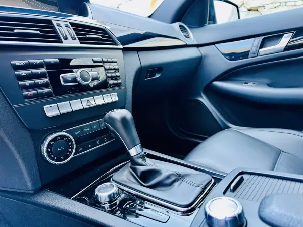 Mercedes-Benz C 63 AMG 2011 - 49900 EUR, 56000 km - AUTO.MOTO.pt - 56000km - foto 21 de 26