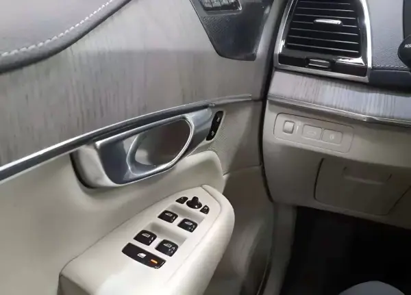 Volvo XC 90 2022 - 52990 EUR, 91200 km - AUTO.MOTO.pt - 91200km - foto 17 de 23