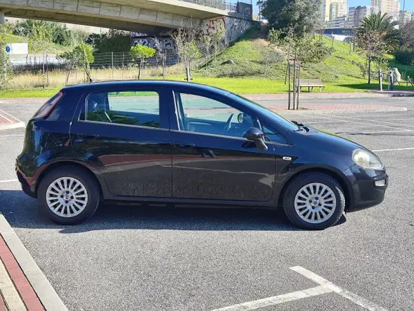 Fiat Punto Evo 2011 - 5780 EUR, 148000 km - AUTO.MOTO.pt - 148000km - foto 6 de 38
