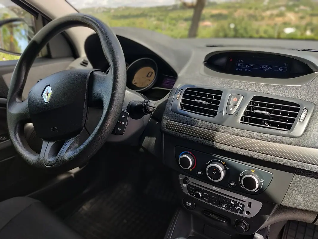 Renault Mégane Sport Tourer 2012 - 6000 EUR, 223000 km - AUTO.MOTO.pt - 223000km - foto 10 de 17