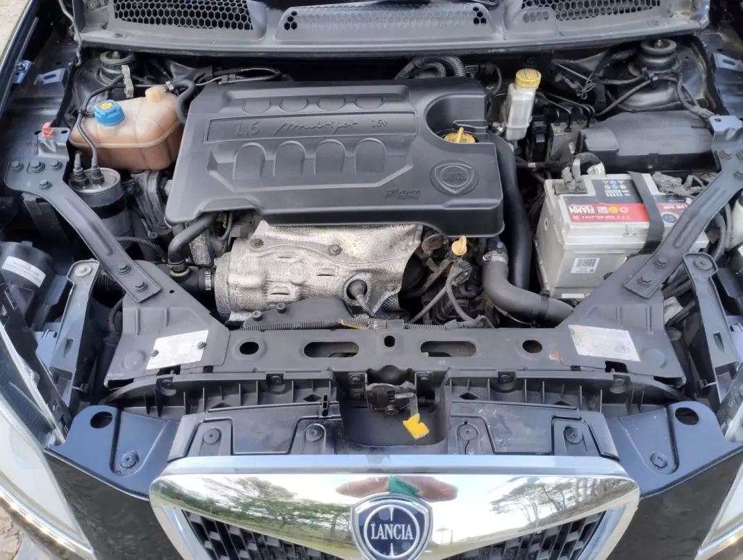 Lancia Delta 2008 - 3750 EUR, 220000 km - AUTO.MOTO.pt - 220000km - foto 24 de 28