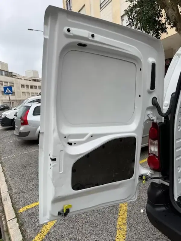 Citroën Berlingo 2015 - 7900 EUR, 221000 km - AUTO.MOTO.pt - 221000km - foto 16 de 29