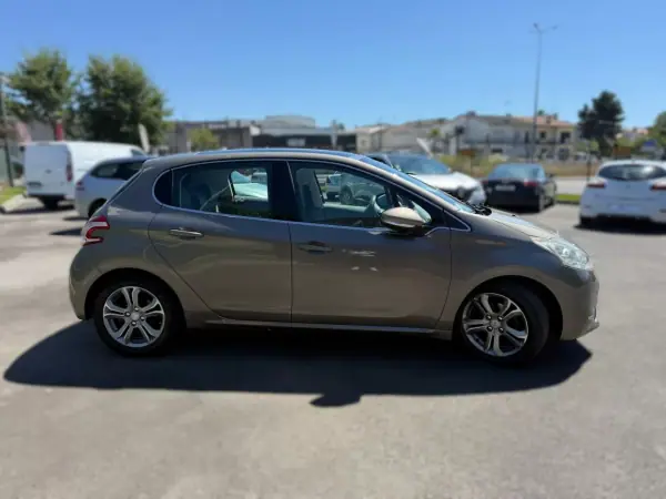 Peugeot 208 2012 - 8250 EUR, 221000 km - AUTO.MOTO.pt - 221000km - foto 5 de 21