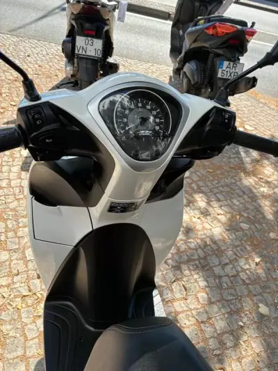 Honda SH 150i 2024 - 2250 EUR, 5266 km - AUTO.MOTO.pt - 5266km - foto 10 de 12
