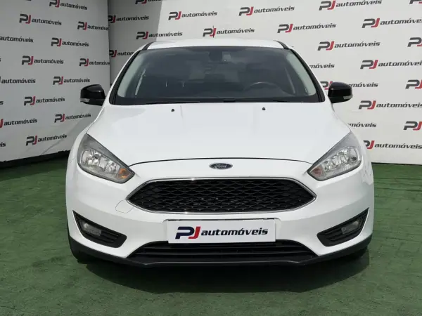 Ford Focus SW 2015 - 9990 EUR, 215089 km - AUTO.MOTO.pt - 215089km - foto 3 de 5