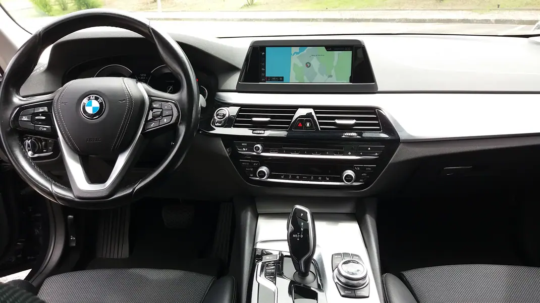 BMW 520 2017 - 28000 EUR, 95000 km - AUTO.MOTO.pt - 95000km - foto 9 de 15