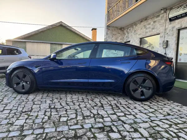 Tesla Model 3 2021 - 26500 EUR, 105000 km - AUTO.MOTO.pt - 105000km - foto 4 de 37