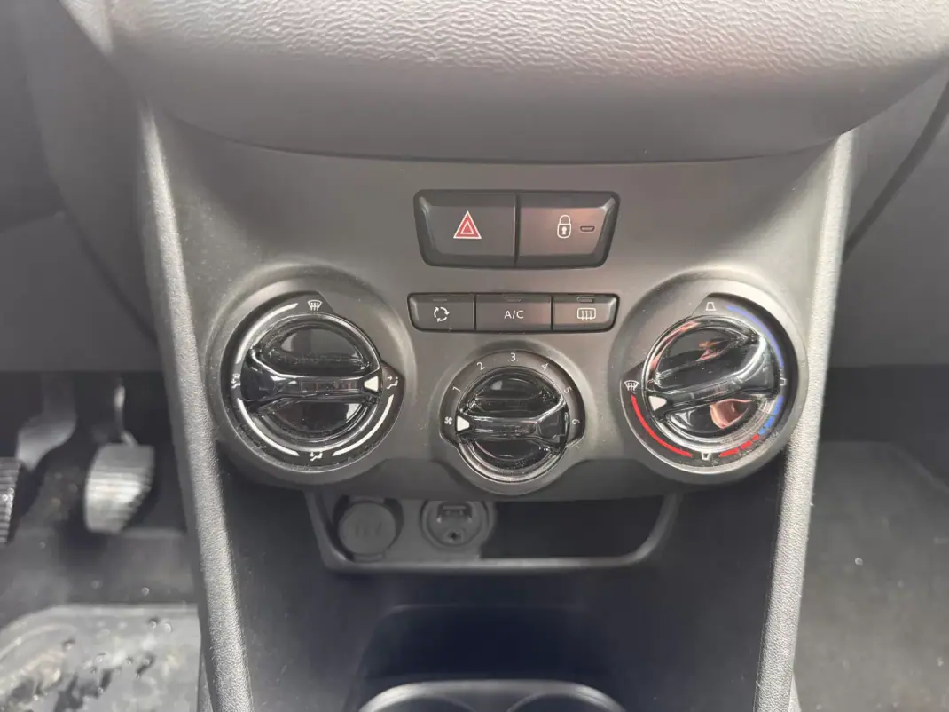 Peugeot 208 2016 - 9900 EUR, 90526 km - AUTO.MOTO.pt - 90526km - foto 17 de 22