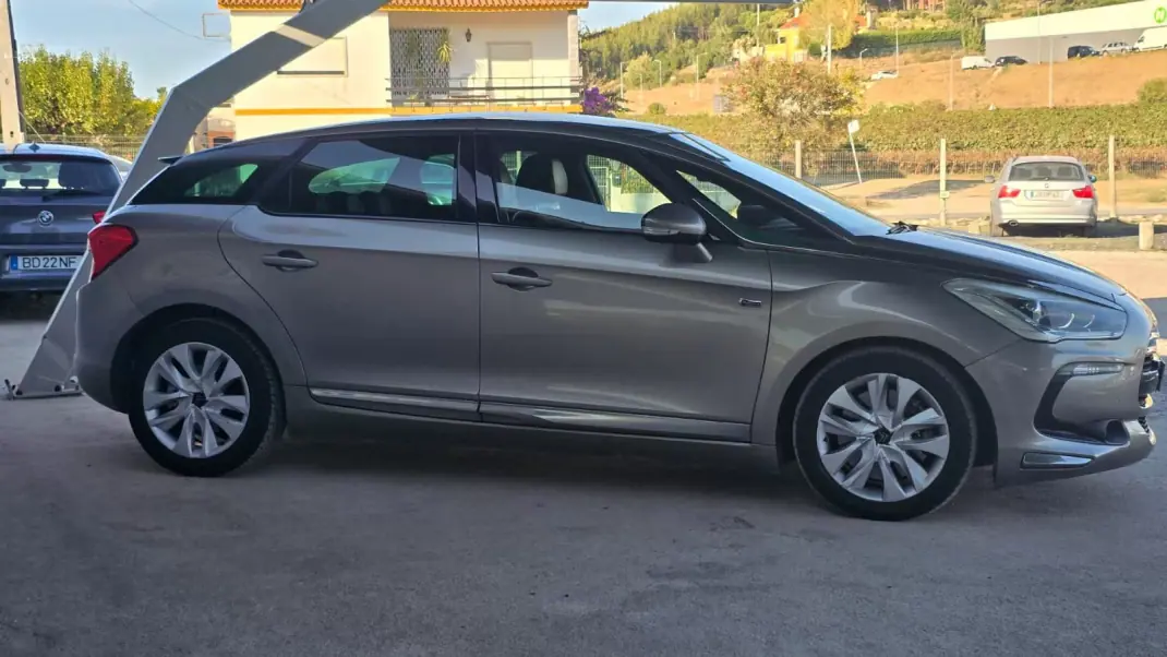 DS DS5 2013 - 10500 EUR, 216565 km - 216565km - foto 4 de 19