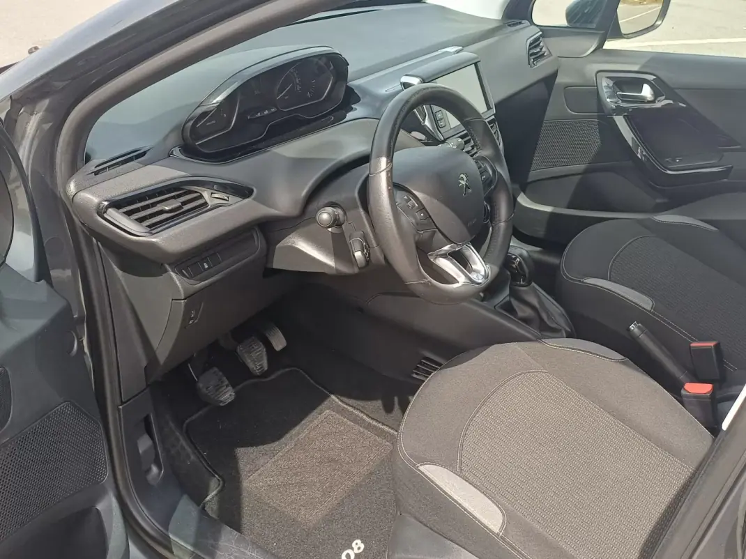 Peugeot 208 2015 - 9900 EUR, 149570 km - AUTO.MOTO.pt - 149570km - foto 5 de 15