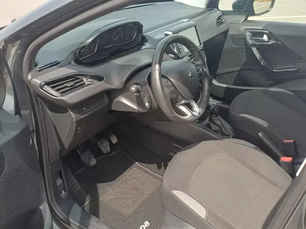 Peugeot 208 2015 - 9900 EUR, 149570 km - AUTO.MOTO.pt - 149570km - foto 5 de 15