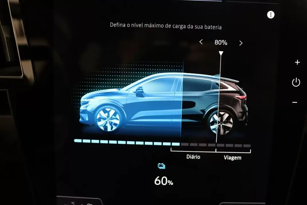 Renault Mégane E-Tech 2022 - 27900 EUR, 51137 km - AUTO.MOTO.pt - 51137km - foto 25 de 39