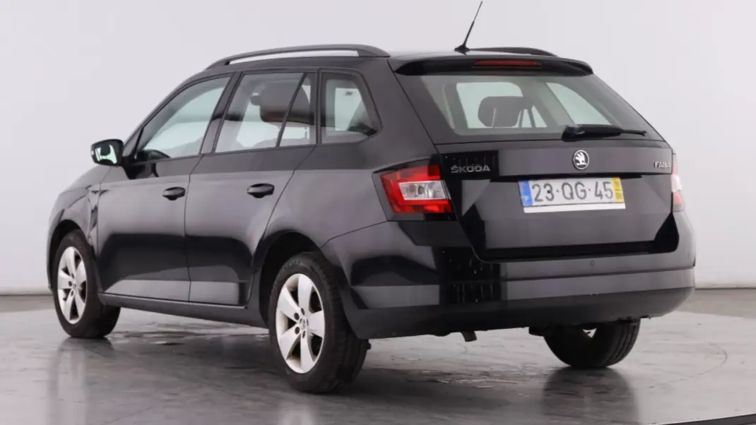 Skoda Fabia Break 2015 - 10600 EUR, 57021 km - AUTO.MOTO.pt - 57021km - foto 2 de 6