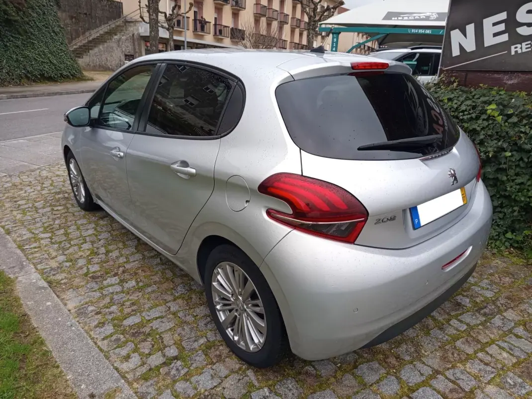 Peugeot 208 2017 - 10990 EUR, 163895 km - AUTO.MOTO.pt - 163895km - foto 5 de 11