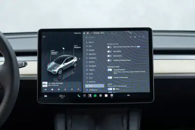 Tesla Model Y 2023 - 35950 EUR, 57000 km - 57000km - foto 42 de 49