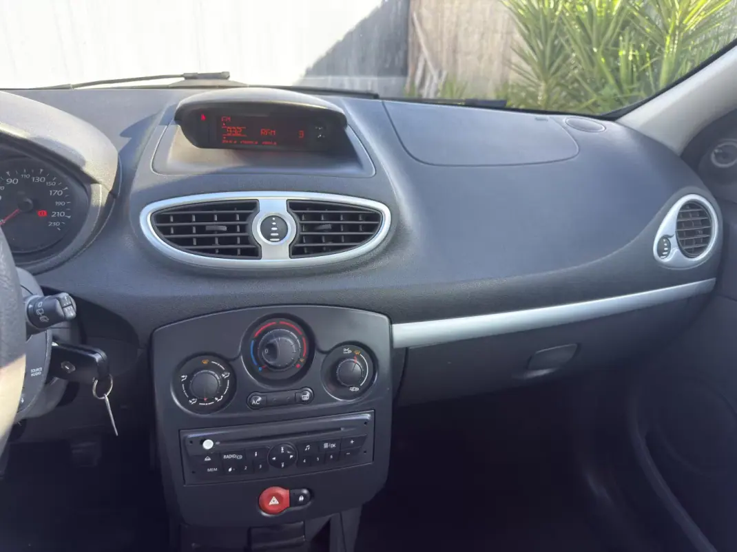 Renault Clio 2009 - 5950 EUR, 110000 km - AUTO.MOTO.pt - 110000km - foto 13 de 14