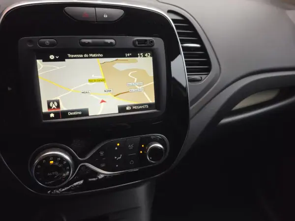 Renault Captur 2019 - 15500 EUR, 70400 km - AUTO.MOTO.pt - 70400km - foto 6 de 10