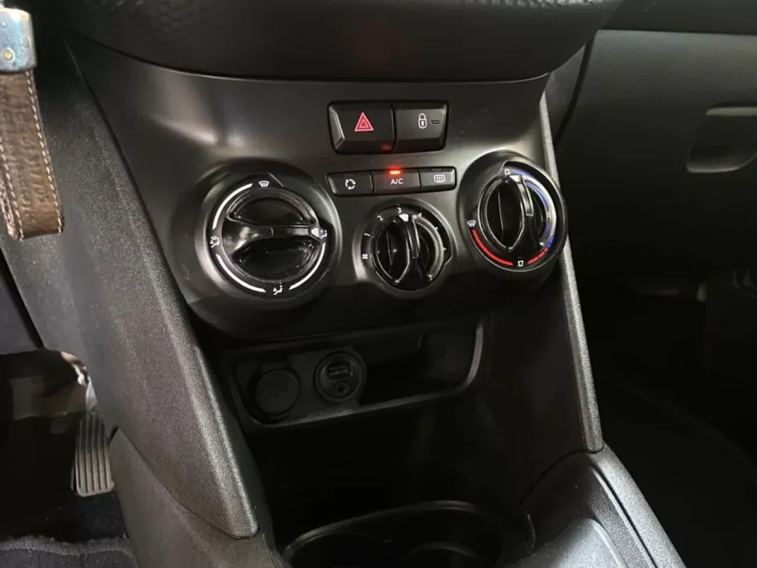 Peugeot 208 2016 - 10900 EUR, 139000 km - AUTO.MOTO.pt - 139000km - foto 13 de 17