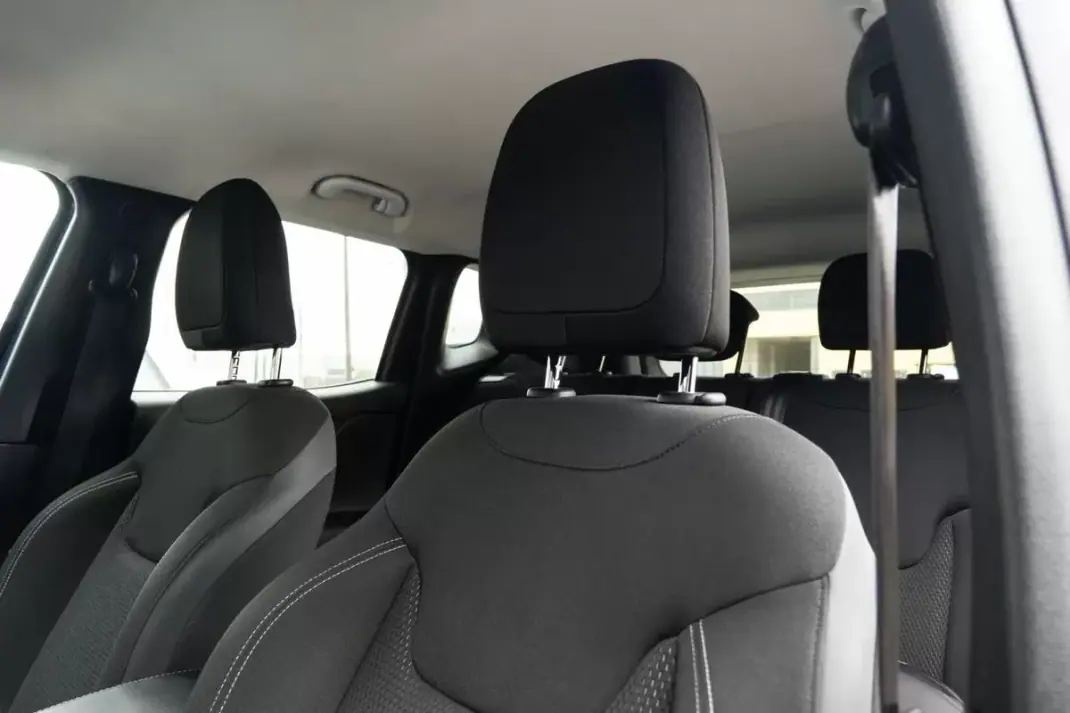 Jeep Renegade 2020 - 15999 EUR, 98800 km - AUTO.MOTO.pt - 98800km - foto 14 de 27