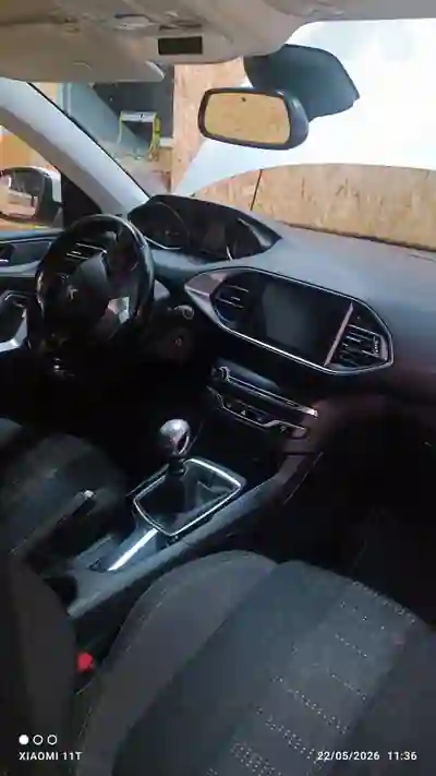 Peugeot 308 SW 2015 - 8000 EUR, 180000 km - AUTO.MOTO.pt - 180000km - foto 8 de 10