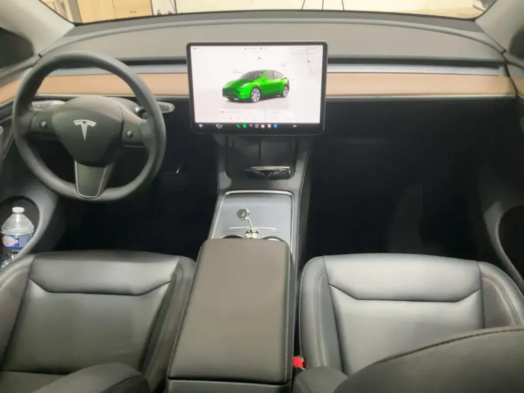 Tesla Model Y 2024 - 33990 EUR, 78253 km - 78253km - foto 11 de 17