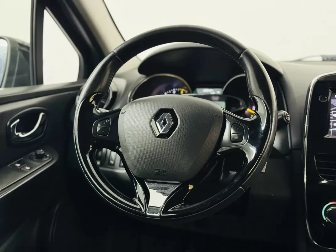 Renault Clio 2012 - 5750 EUR, 228000 km - AUTO.MOTO.pt - 228000km - foto 24 de 44