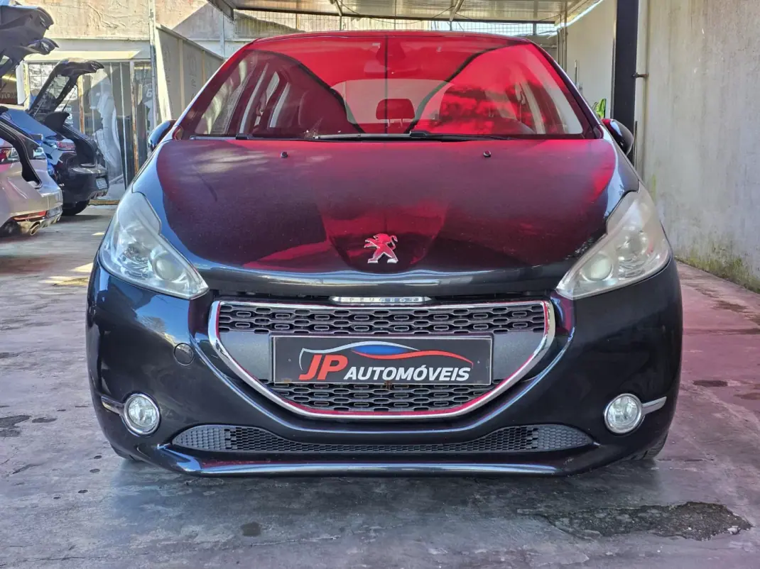 Peugeot 208 2012 - 6250 EUR, 158000 km - AUTO.MOTO.pt - 158000km - foto 2 de 12
