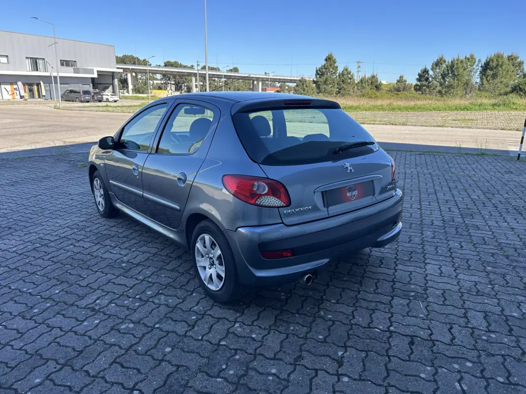 Peugeot 206 2010 - 5990 EUR, 158000 km - AUTO.MOTO.pt - 158000km - foto 7 de 16