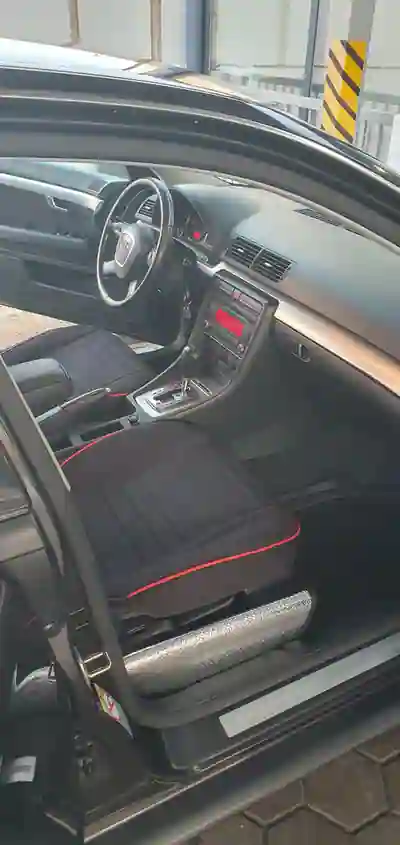 Audi A4 2007 - 5000 EUR, 318000 km - AUTO.MOTO.pt - 318000km - foto 4 de 10