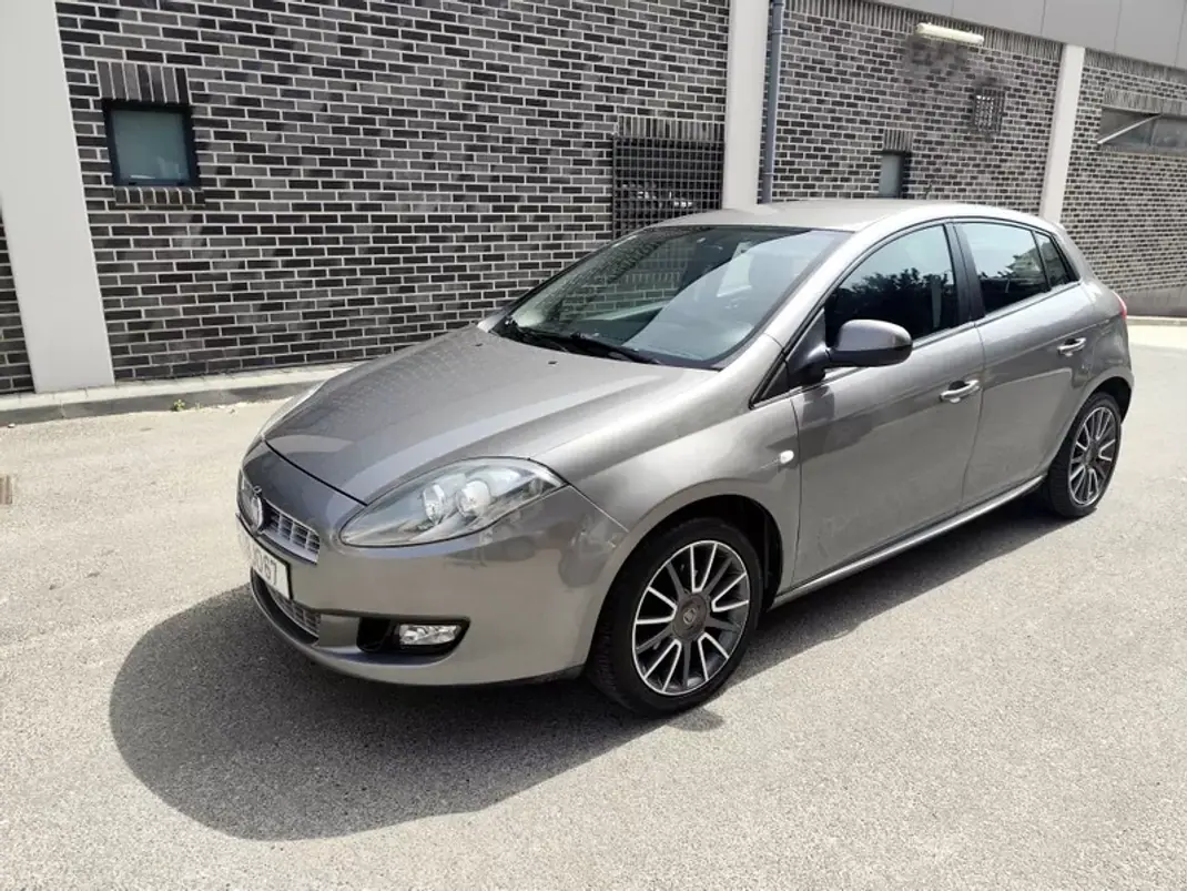 Fiat Bravo 2010 - 5980 EUR, 147000 km - AUTO.MOTO.pt - 147000km - foto 1 de 23