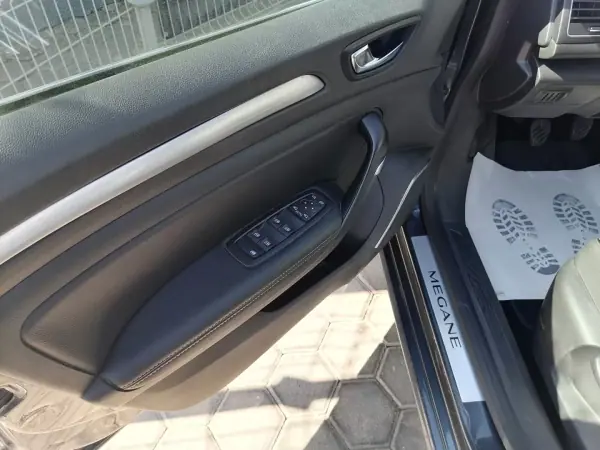 Renault Mégane 2017 - 13000 EUR, 126120 km - AUTO.MOTO.pt - 126120km - foto 13 de 19