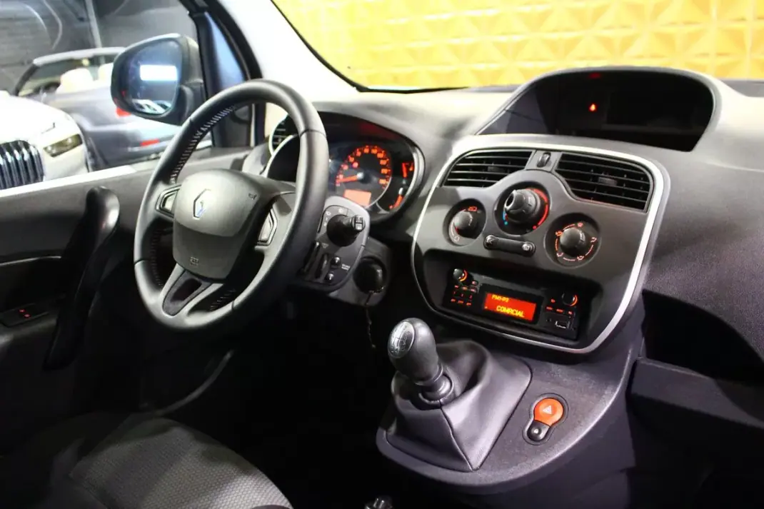 Renault 2019 - 9450 EUR, 190000 km - AUTO.MOTO.pt - 190000km - foto 11 de 23