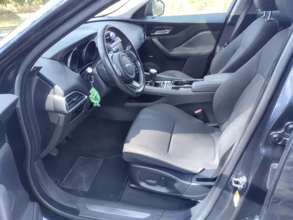 Jaguar F-Pace 2017 - 24900 EUR, 180000 km - AUTO.MOTO.pt - 180000km - foto 15 de 30