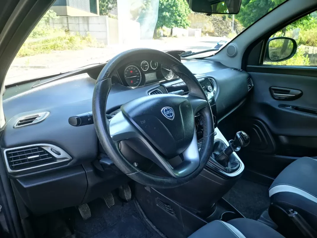 Lancia Ypsilon 2014 - 7500 EUR, 100000 km - AUTO.MOTO.pt - 100000km - foto 19 de 36