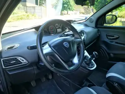 Lancia Ypsilon 2014 - 7500 EUR, 100000 km - AUTO.MOTO.pt - 100000km - foto 19 de 36