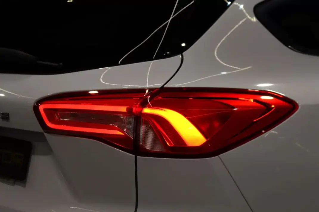 Ford Focus SW 2019 - 13900 EUR, 160000 km - AUTO.MOTO.pt - 160000km - foto 9 de 32