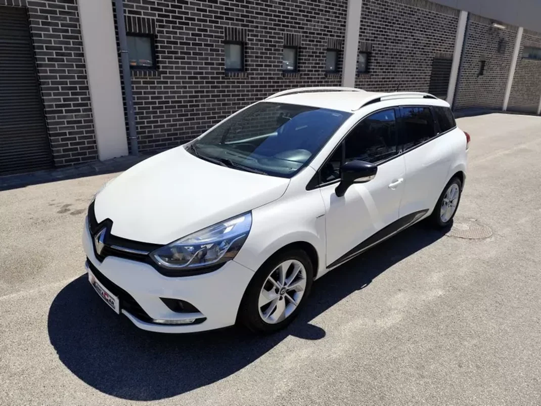 Renault Clio Sport Tourer 2018 - 8980 EUR, 250000 km - AUTO.MOTO.pt - 250000km - foto 1 de 23