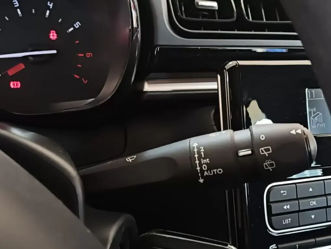 Citroën C3 2018 - 13800 EUR, 156000 km - AUTO.MOTO.pt - 156000km - foto 7 de 14