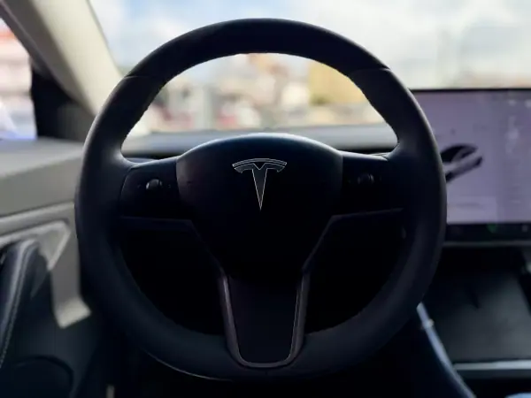 Tesla Model 3 2020 - 27950 EUR, 97000 km - AUTO.MOTO.pt - 97000km - foto 21 de 26