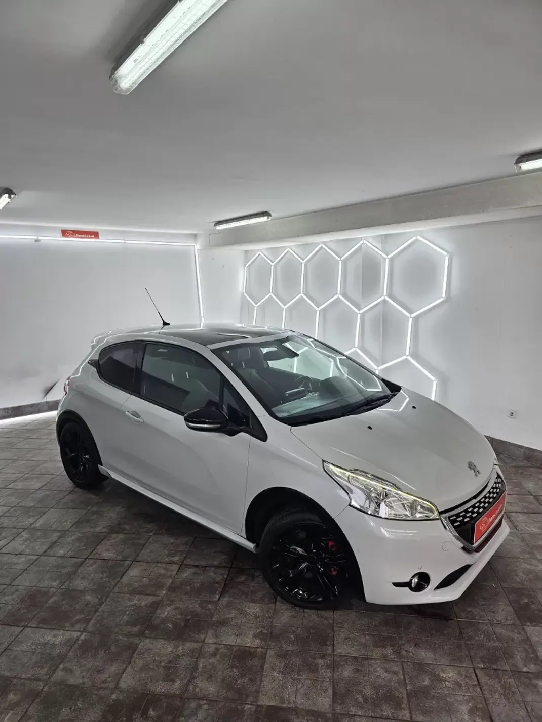 Peugeot 208 2015 - 16650 EUR, 121757 km - AUTO.MOTO.pt - 121757km - foto 21 de 38