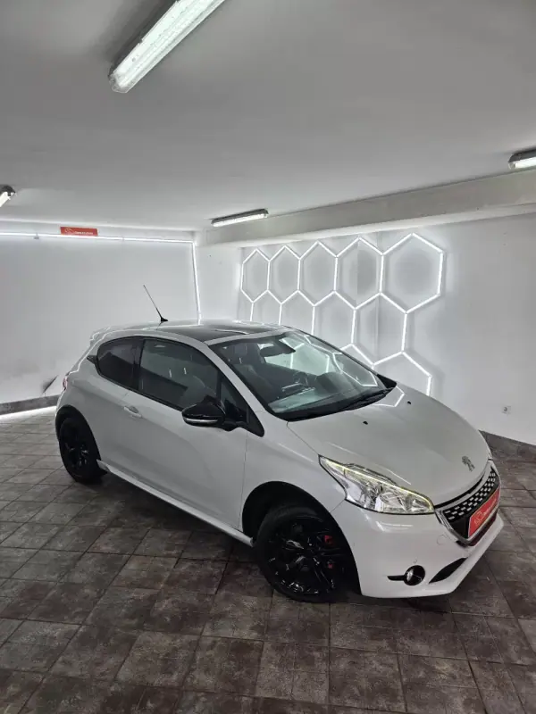 Peugeot 208 2015 - 16650 EUR, 121757 km - AUTO.MOTO.pt - 121757km - foto 21 de 38