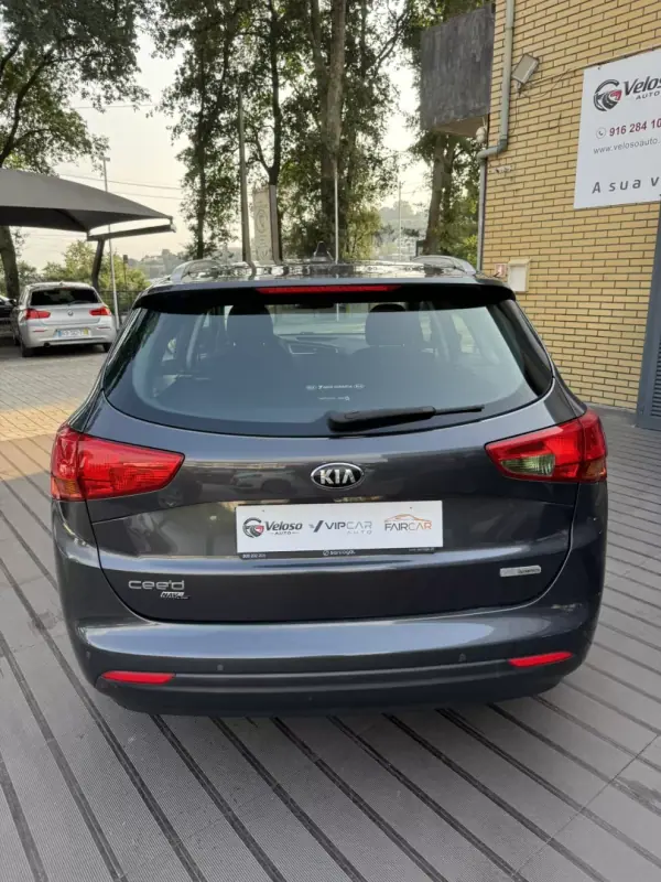 Kia Ceed 2018 - 12900 EUR, 118000 km - AUTO.MOTO.pt - 118000km - foto 7 de 10